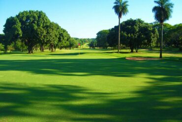 Expect some excellent weather for golfing this winter, such as at the Yacht & Golf Club in Lambare, near Asuncion