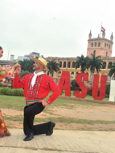 Jukyresa Jeroky in front of the iconic ASUnción sign