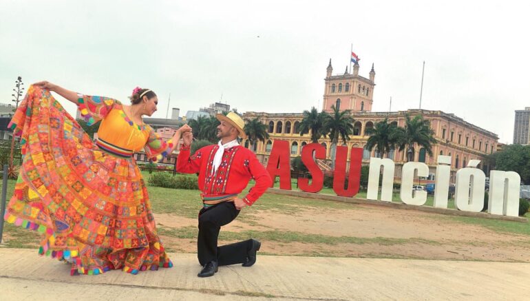 Jukyresa Jeroky in front of the iconic ASUnción sign