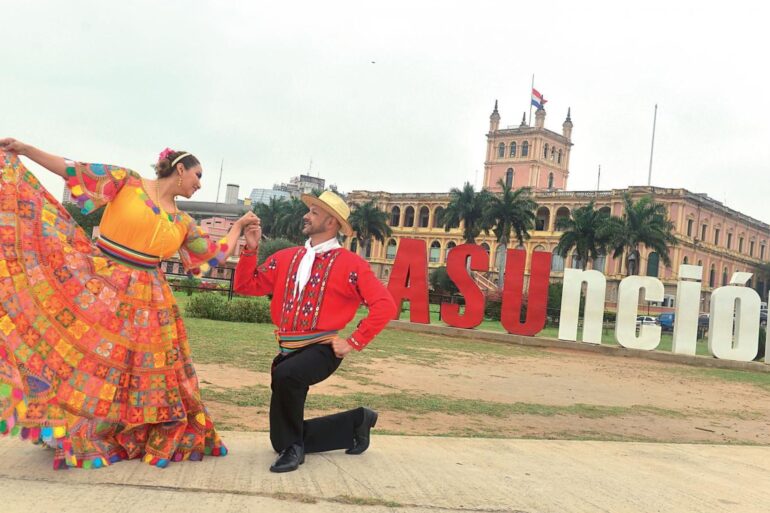 Jukyresa Jeroky in front of the iconic ASUnción sign