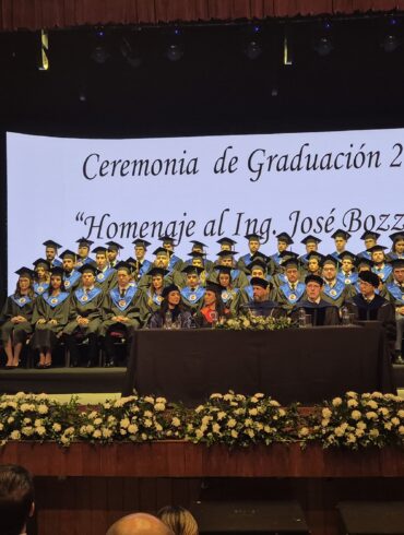 Graduates of the UPTP with the Minister of Education.