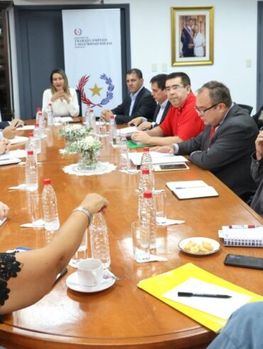 Trade unions meet with the Government of Paraguay