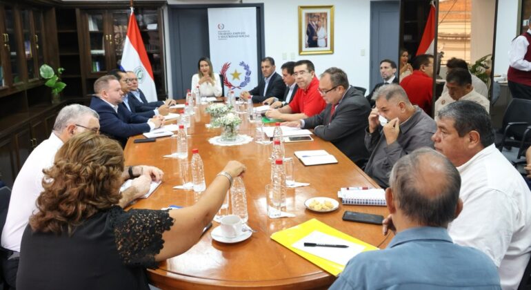 Trade unions meet with the Government of Paraguay