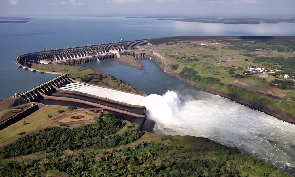 The hydroelectric dam is also an attraction visited by tourists.