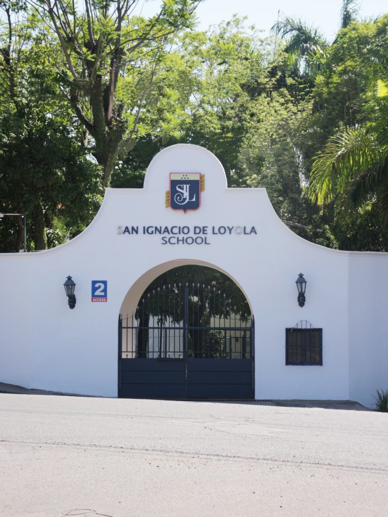 One of the numerous institutions offering the language of Shakespeare in Asunción.