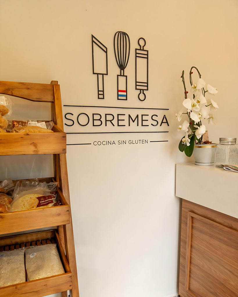 The interior of Sobremesa.