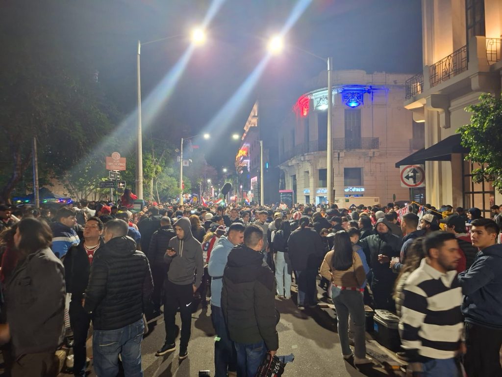 Albirroja fans.