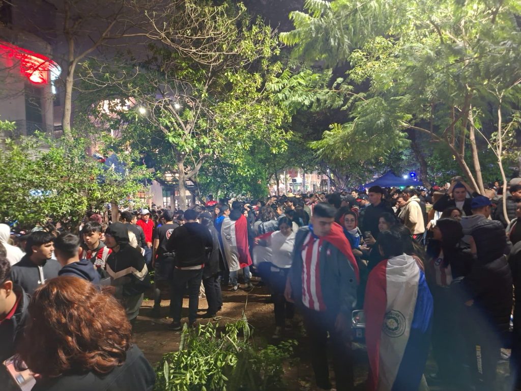 Albirroja fans.