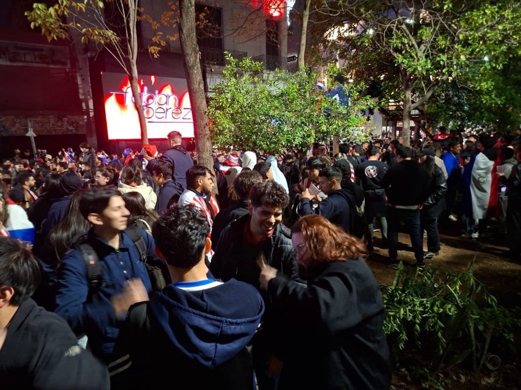 Albirroja fans.