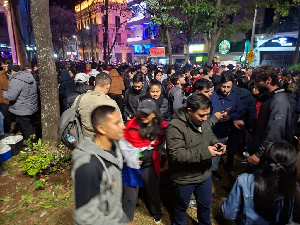Albirroja fans.