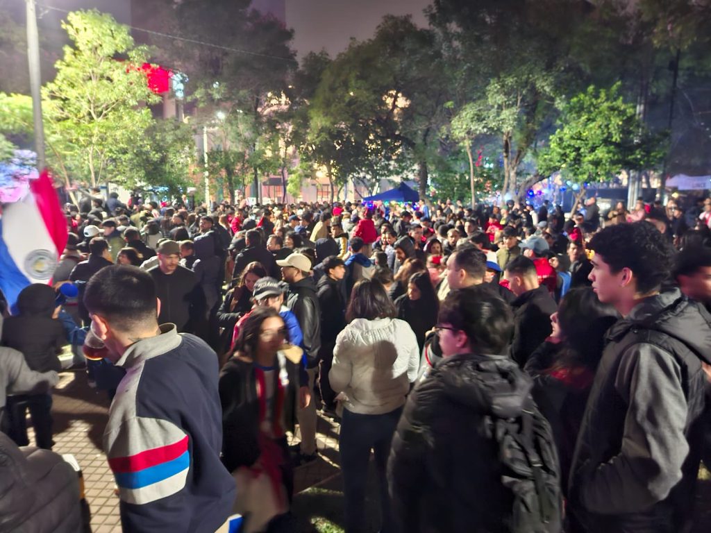 Albirroja fans.