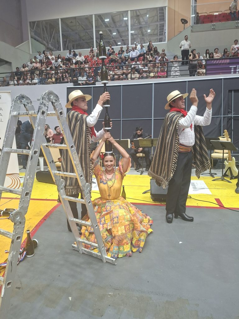 Artistic performances at the Paraguay Se Casa.