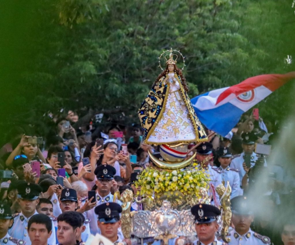 Religious procession in Caacupé. More than 15,000 pilgrims needed health assistance.