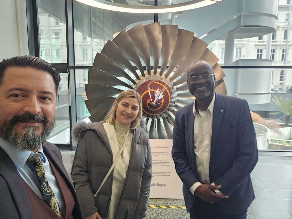 Alejandro Román, (left).