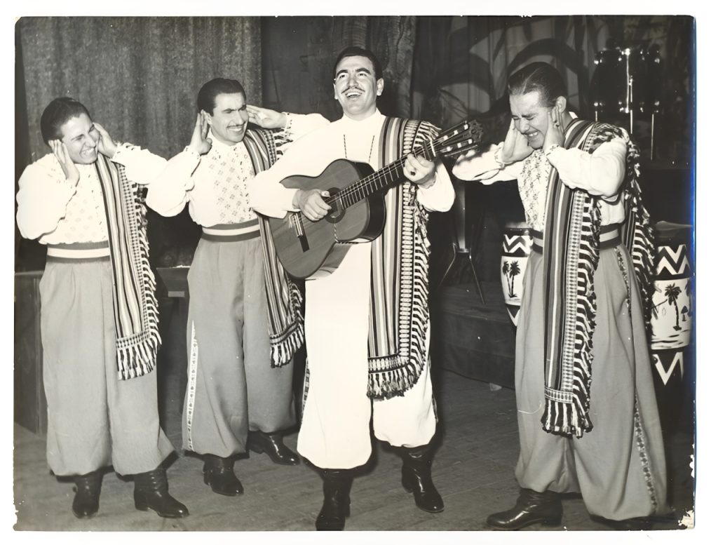 Luis Alberto del Paraná and members of the group