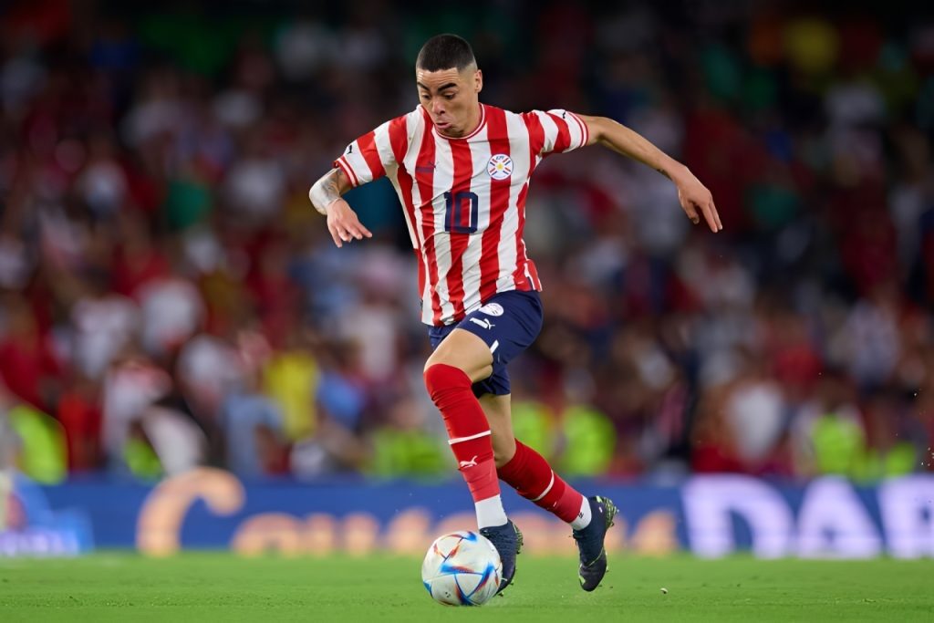 Miguel Almirón with the Albirroja
