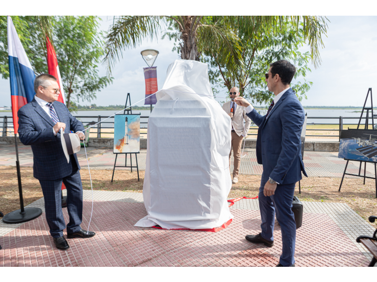 Gagarin´s bust being unveiled
