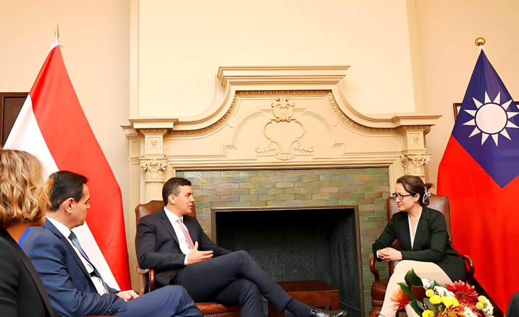 President Santiago Peña with Taiwanese official