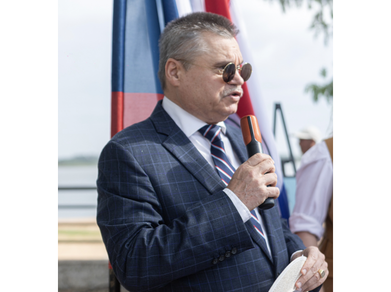 Alexánder Písarev, Russian ambassador in Paraguay, talking in Gagarin´s bust inauguration
