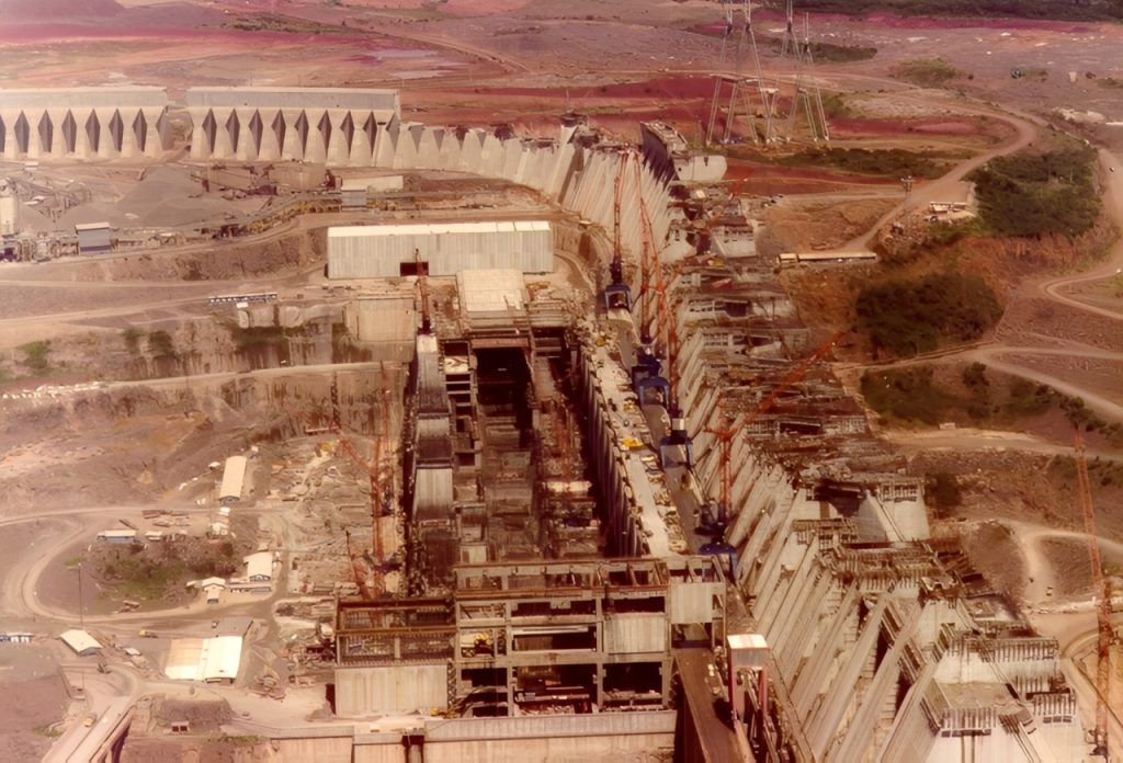 Itaipú dam being built