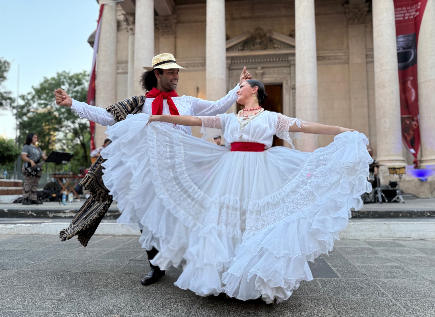 Free Salsa, Bachata And Dance Workshops In Asunción!