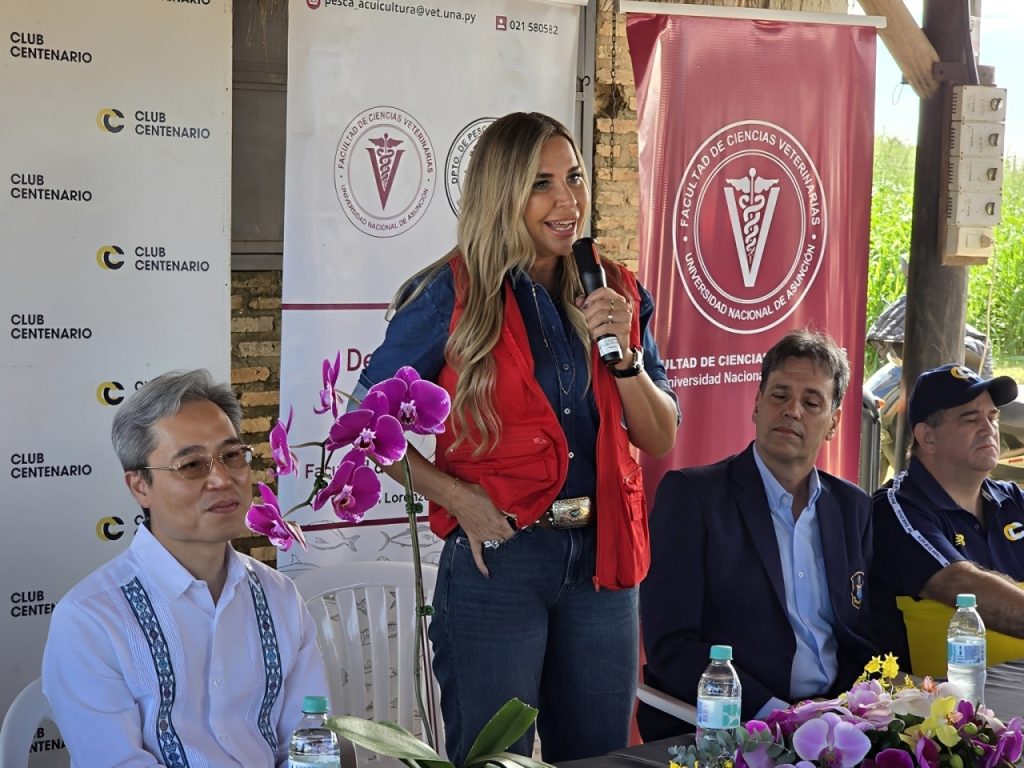 Dean talking about native fish introduction during the Pacú Day