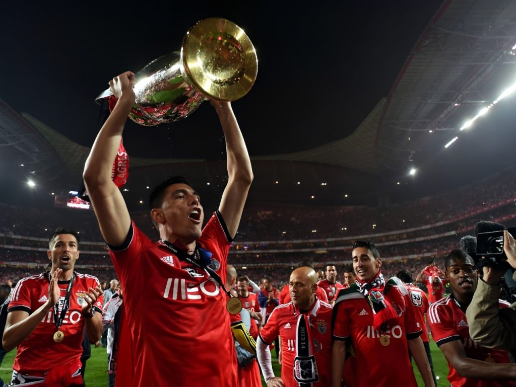 "Tacuara" Cardozo winning a title with Benfica