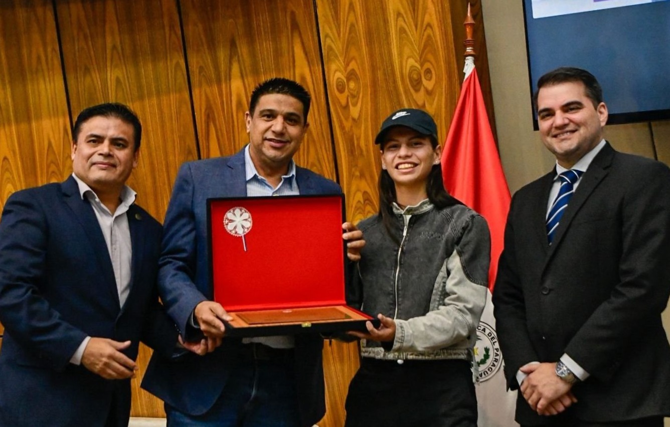 Paraguayan Football Star Claudia Martínez Honoured With Arsenio Erico Award